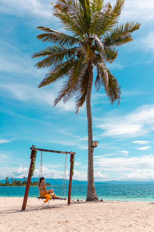 Playa de arena blanca en las Islas San Blas, Panamá - disfrútala tras cumplir los requisitos de entrada