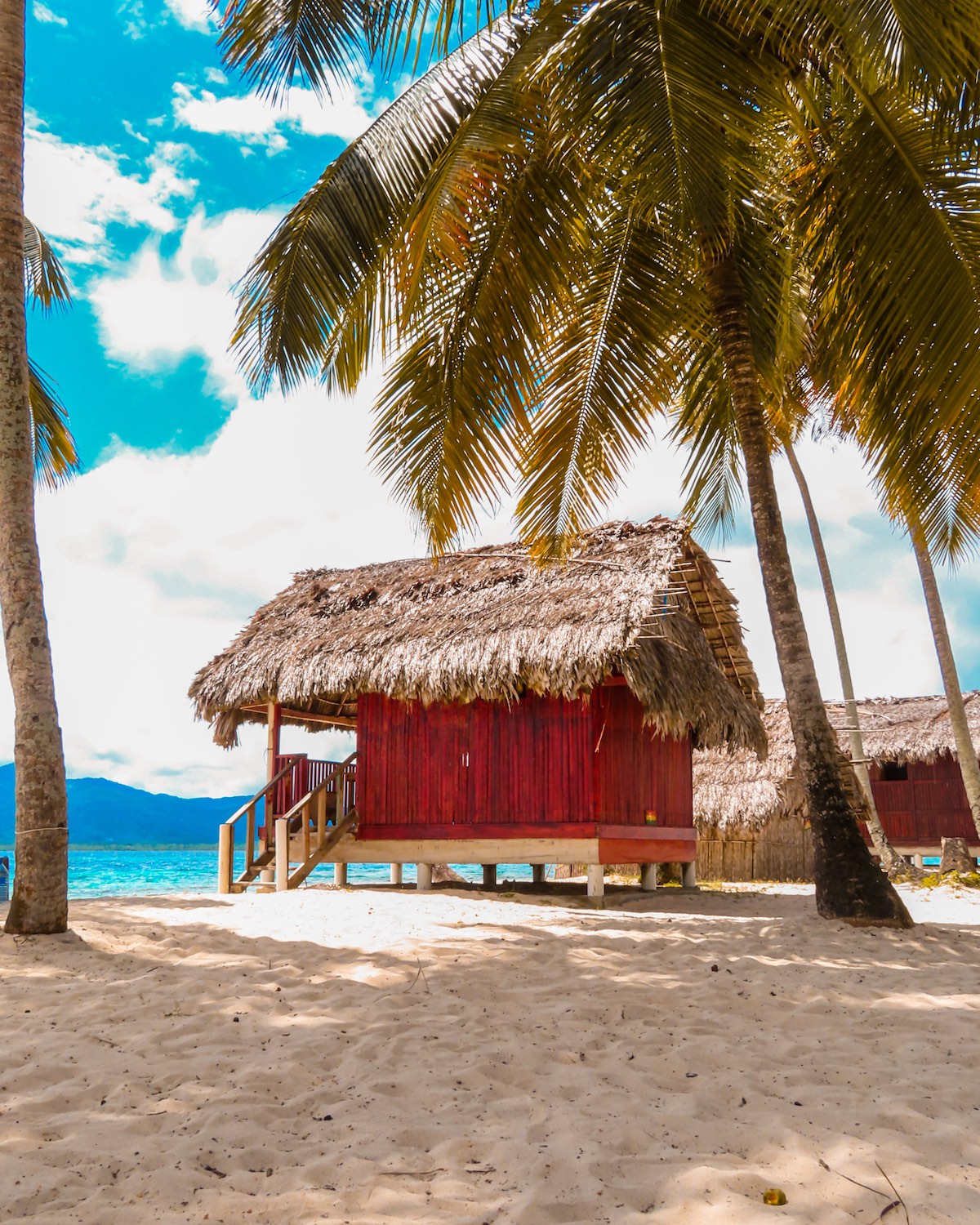 Beachfront cabin on Isla Franklin, San Blas — steps from the white sand and turquoise Caribbean Sea, perfect for ocean lovers.