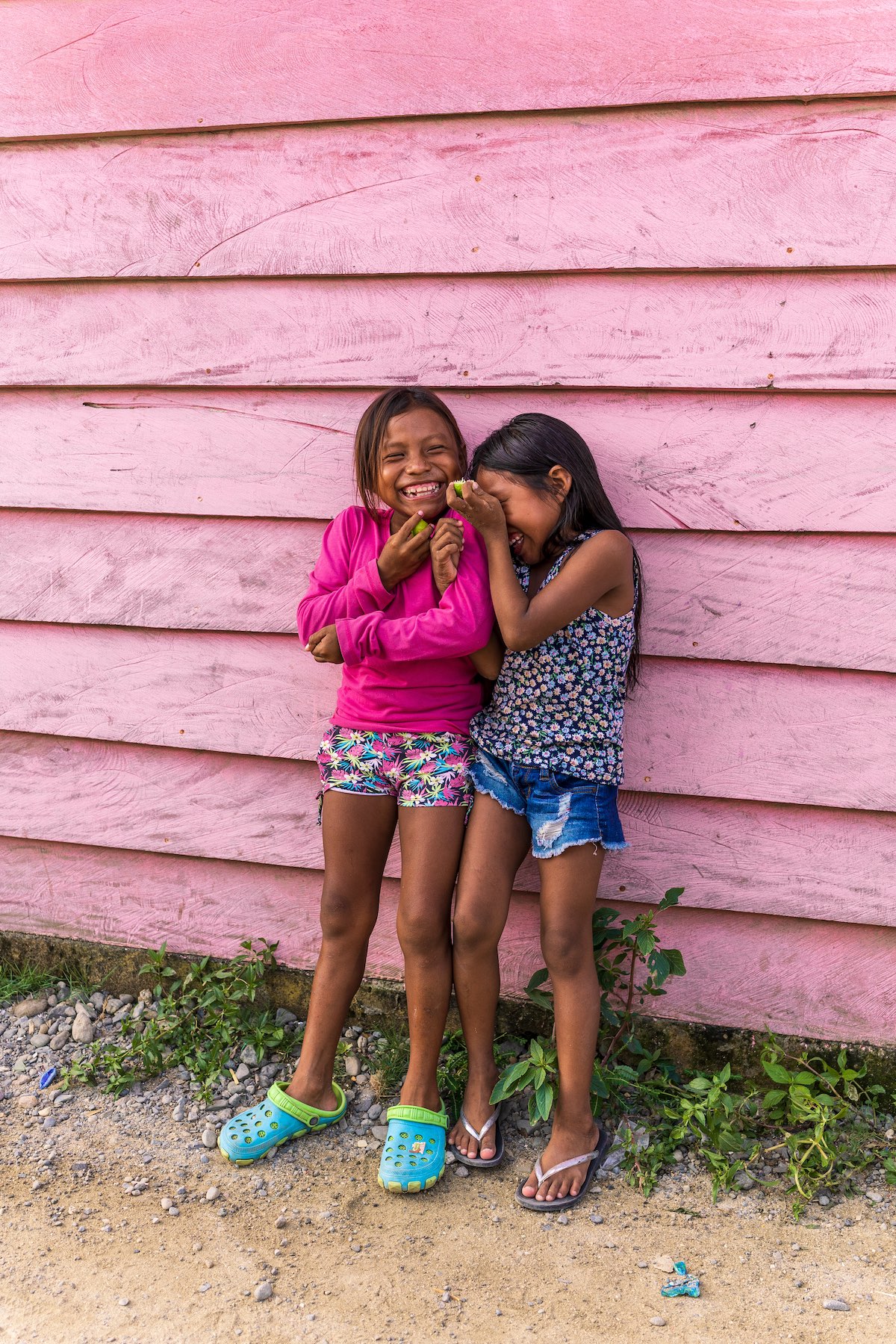 indigenous-girls-laughing-san-blas-guna-yala Dos niñas indígenas riendo alegremente en su comunidad de San Blas.