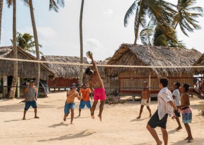 Travelers playing beach volleyball on Isla Franklin, San Blas — a favorite activity for socializing and enjoying the island vibe.